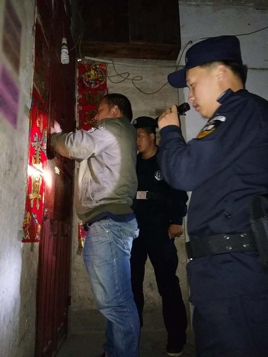 丹阳粗心妈妈误将幼女锁家中 民警全城寻开锁师傅开门