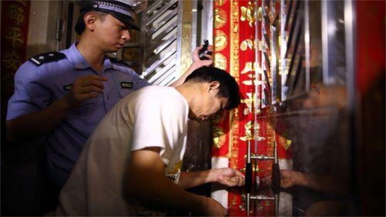 丹阳请开锁师傅开了锁后，师傅为什么一般都不进门，就算主人请也不进去？